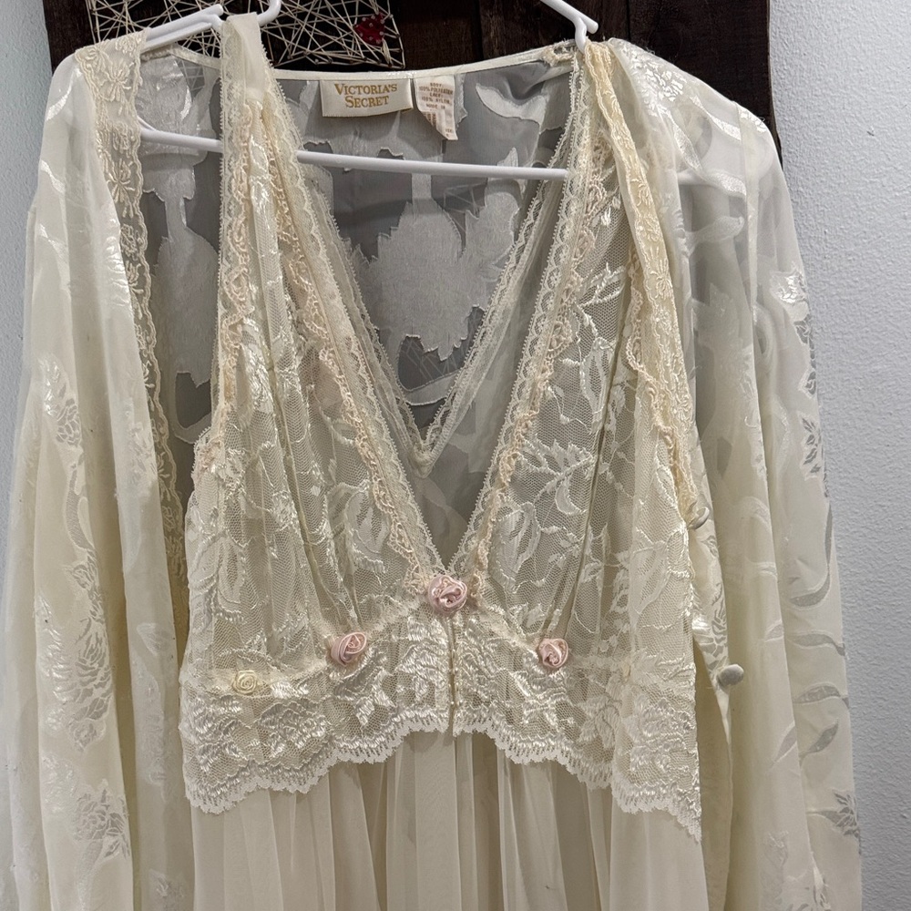 Vintage gold label Victoria’s Secret floral Cream Lace Robe and Nightgown Set - Picture 3 of 9
